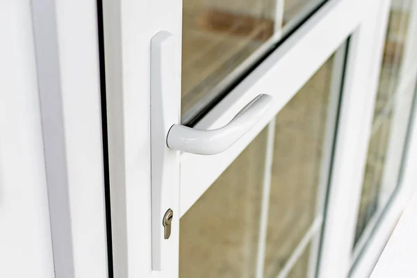 Kalem yeni bir plastik kapı.