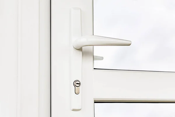 Kalem yeni bir plastik kapı.