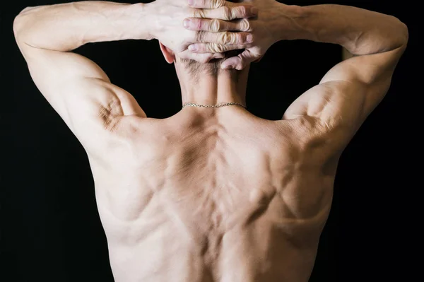 Yetişkin bir erkeğin vücudunun bir parçası.