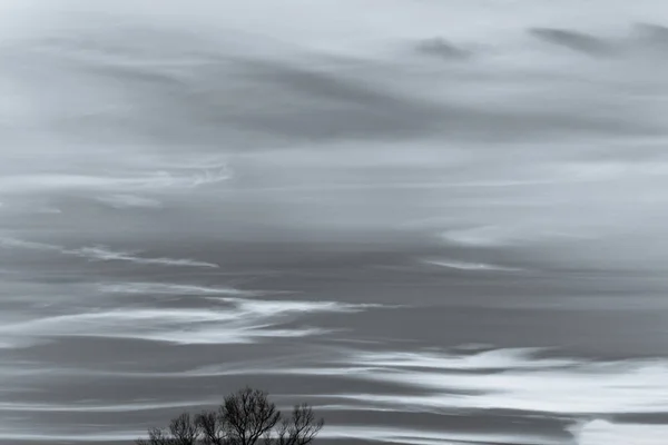 ภาพสีของท้องฟ้าตอนเย็นที่มีเมฆ — ภาพถ่ายสต็อก
