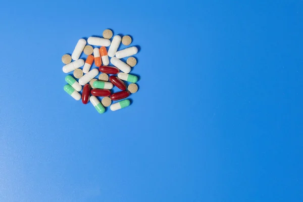 Imagen de tabletas y cápsulas con medicamentos de diferentes colores — Foto de Stock