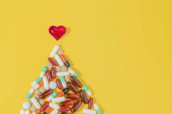 Imagen de tabletas y cápsulas con medicamentos de diferentes colores — Foto de Stock