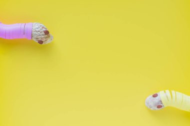 Solucan şeklinde yılbaşı ağacı için yılan.