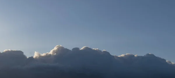 Fragment des Abendhimmels mit Wolken — Stockfoto