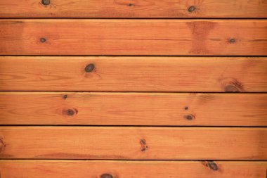 Bir kır evinin ahşap renkli verandası.