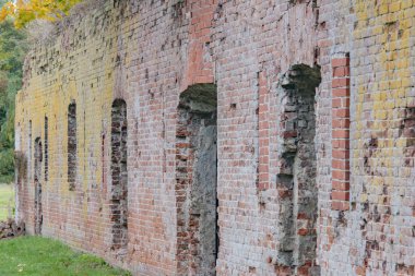 Eski kalenin tuğla parçası.