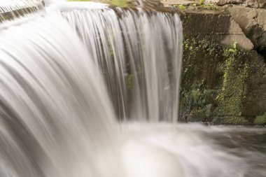 Göllerin arasında küçük bir şelale