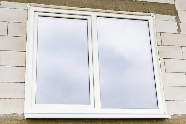 Fehér műanyag ablak az új házban — Stock Fotó