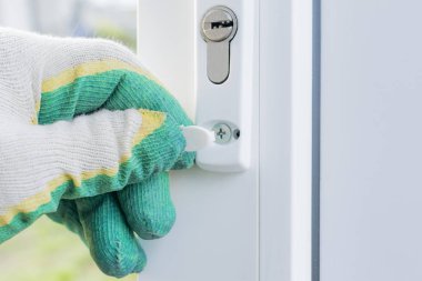 Kurucu plastik kapıyı yerleştirir ve ayarlar