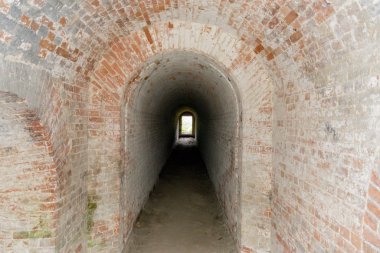 Eski kalenin tuğla parçası.