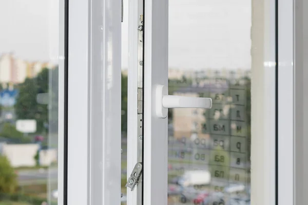 Saplı balkonlu, plastik pencereli bir kuşak parçası.