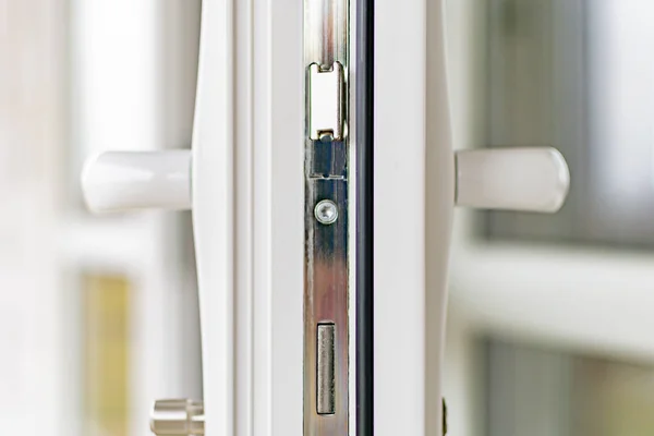 Kalem yeni bir plastik kapı.