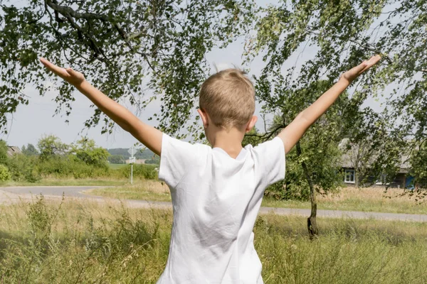 Ragazzino Shirt Bianca Fuori Città Posa Telecamera — Foto Stock