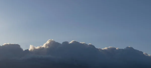 Fragment du ciel nocturne avec nuages — Photo