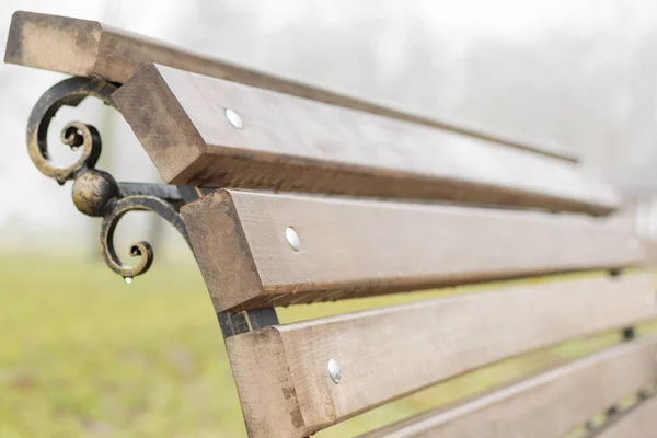 Fragment d'un banc décoratif dans le parc — Photo