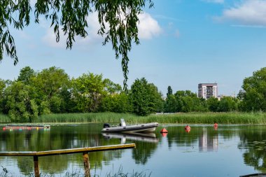 Nehir kıyısında yalnız bir tekne duruyor.
