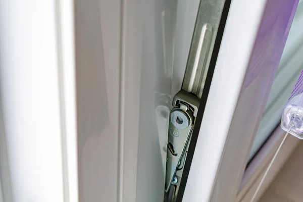 Plastik bir pencerenin parçası. Aksesuarlar, saplar, perdeler.