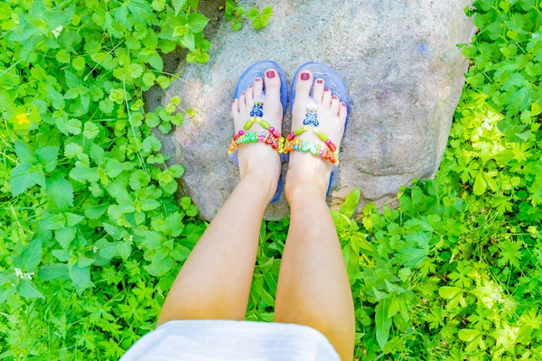 女孩的腿在夏天的石板上翘起 — 图库照片