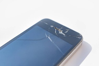 Beyaz arkaplanda kırık ekranlı telefon