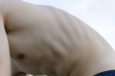 Genç bir adamın vücudunun parçaları.