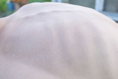 Genç bir adamın vücudunun parçaları.