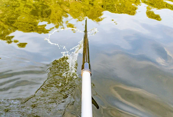 Remar Desde Bote Inflable Remando Agua — Foto de Stock