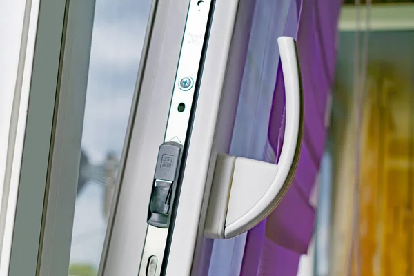 Plastik bir pencerenin parçası. Aksesuarlar, saplar, perdeler.