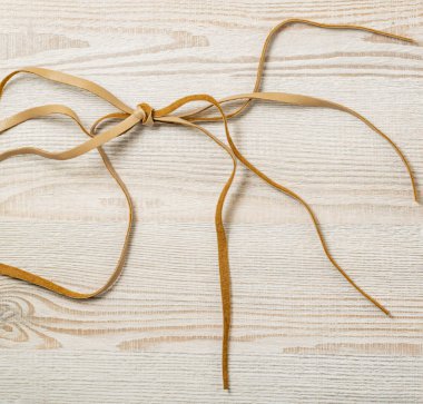 Askısı askılı sahte deriden yapılmıştır.