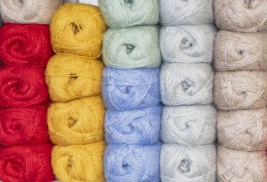Örgü örmek için çok renkli iplikler