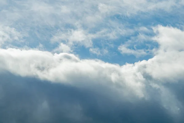 Jesienne kontrast niebo — Zdjęcie stockowe