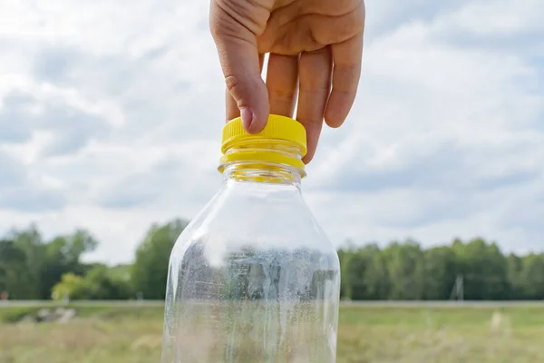 Dziecko Zamyka Pustą Plastikową Butelkę — Zdjęcie stockowe