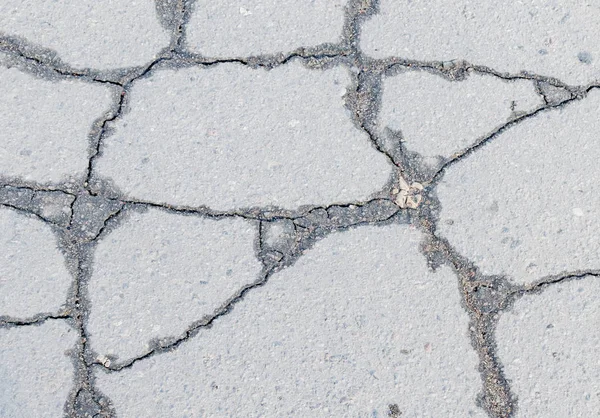 Een fragment van gebroken oud asfalt — Stockfoto