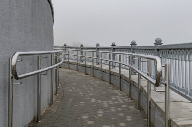 Rıhtımdaki çitin parçası.