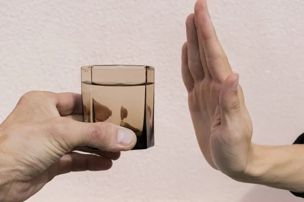 人間の手と水のガラスの断片 — ストック写真