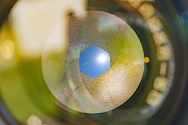 Kamera lensini kapat.