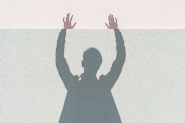 男の手に家の壁に影 — ストック写真