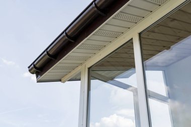 Plastik geniş bir verandanın bir parçası