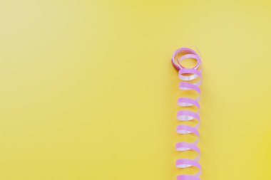 Arka planda yılbaşı ağacı için yılan var.