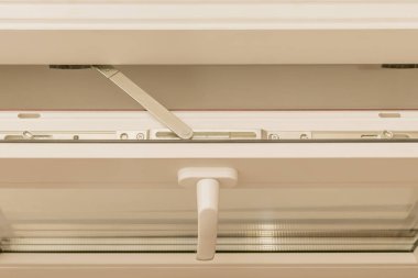 Küçük plastik pencerenin resmi