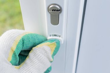 Kurucu plastik kapıyı yerleştirir ve ayarlar