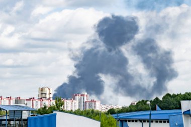 Şehirdeki yangından çıkan siyah duman.