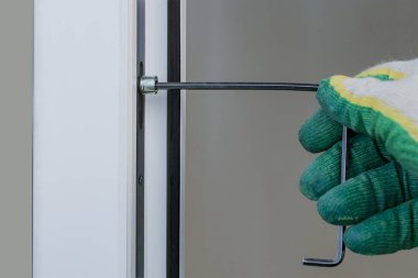 Kurucu plastik kapıyı yerleştirir ve ayarlar