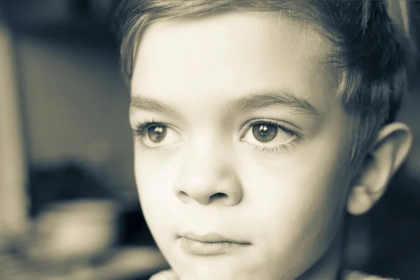 Przyciemniane zdjęcie małego chłopca z portretem — Zdjęcie stockowe