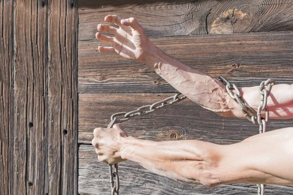 Mãos Masculinas Amarradas Com Uma Corrente Metal — Fotografia de Stock