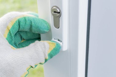 Kurucu plastik kapıyı yerleştirir ve ayarlar