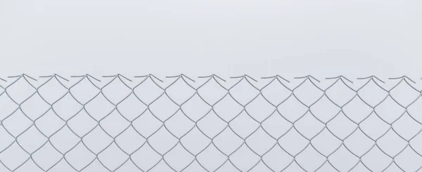 Parte da cerca feita de fio de metal coberto com geada — Fotografia de Stock