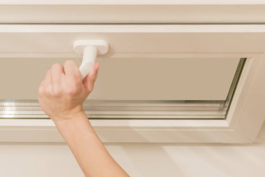 Küçük plastik pencerenin resmi