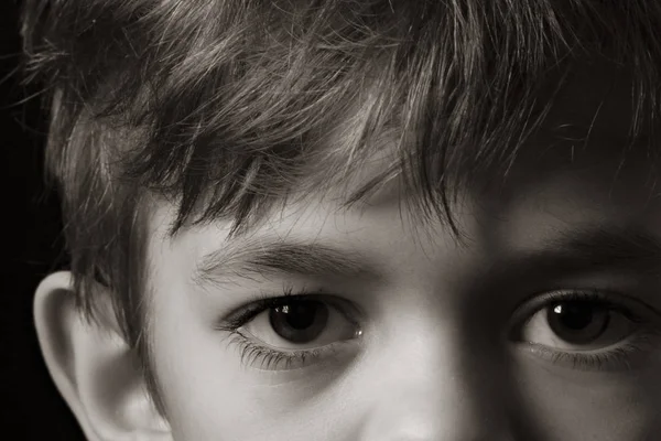 Immagine ritratto di un bambino con gli occhi marroni — Foto Stock