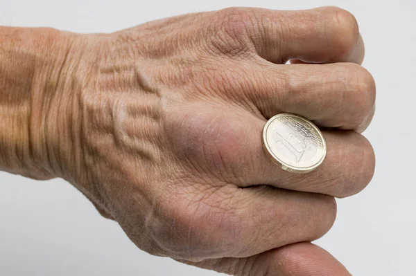 Mano del hombre sosteniendo una moneda de euro — Foto de Stock