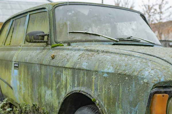 Un fragment d'une vieille voiture recouverte de boue — Photo